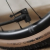 Mini pompka ręczna 310 mm z wężykiem i uchwytem rowerowym, max 8 BAR / 120 PSI