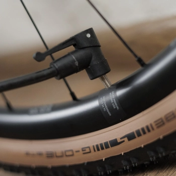 Mini pompka ręczna 310 mm z wężykiem i uchwytem rowerowym, max 8 BAR / 120 PSI